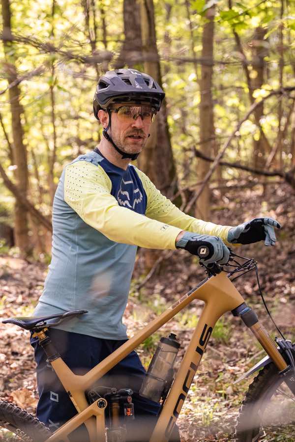 mlountain bike instructor demonstrates MTB skills and techniques